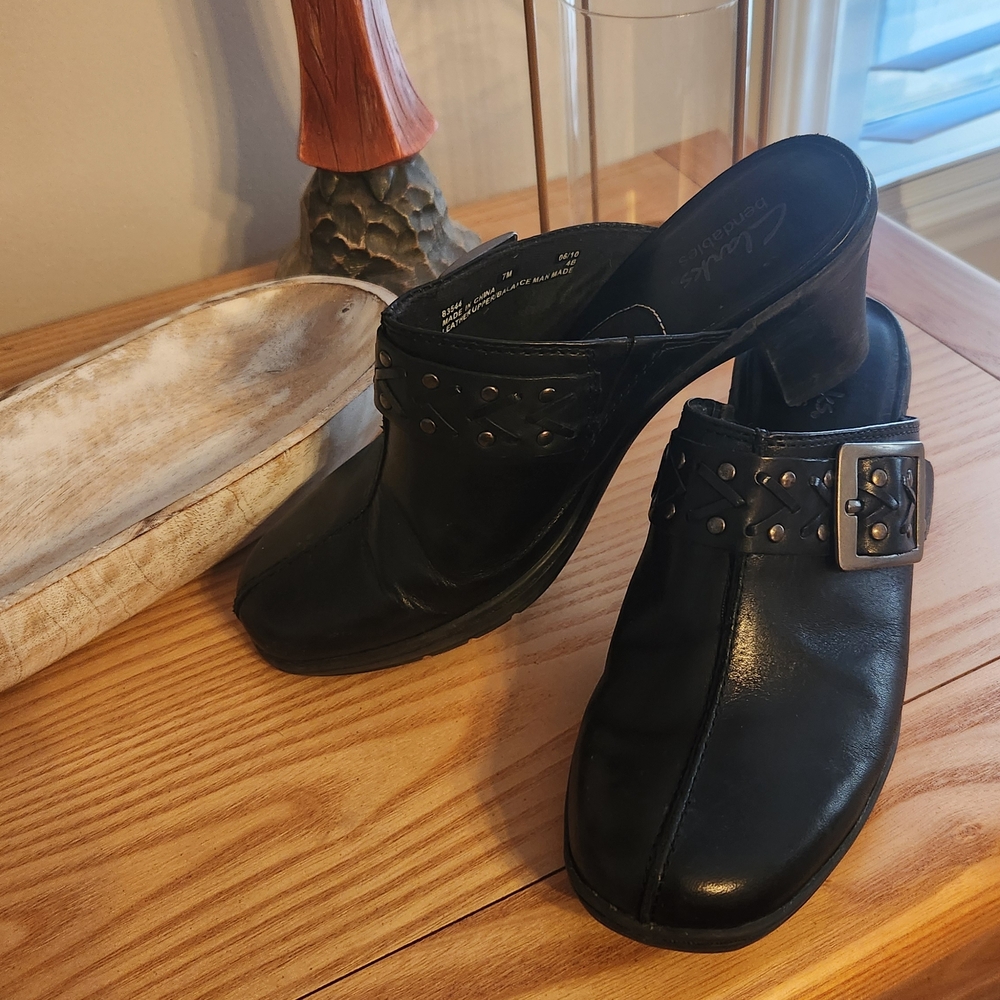 Clarks  Bendables Women's Black Leather Mules